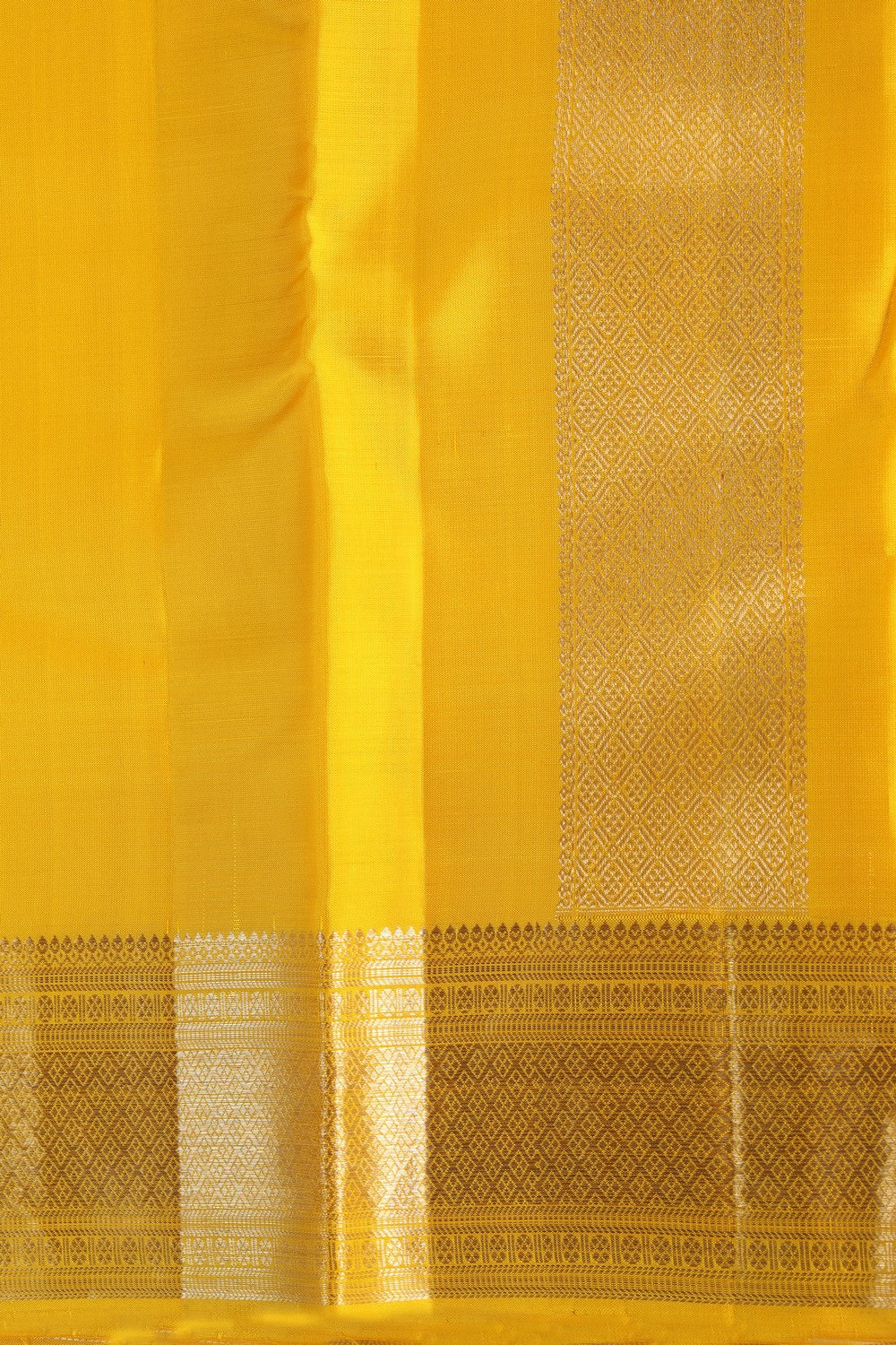 Kanchipattu Cream Dhoti With Kanduva (8 X 4)