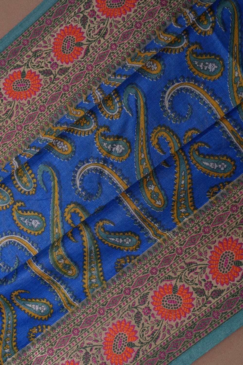 Image of A Meenakari floral border is stunning and elegant