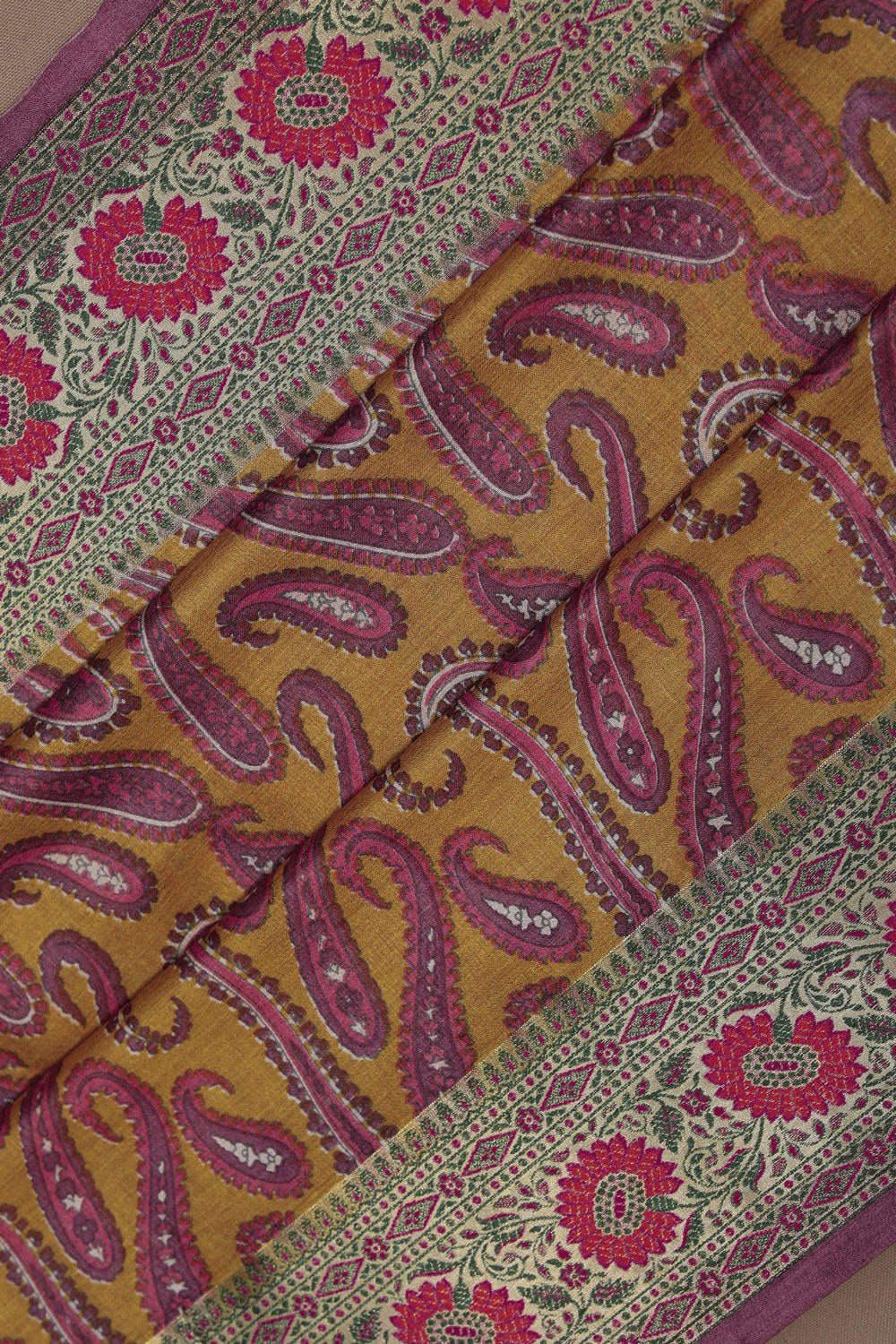 Image of A Meenakari floral border is stunning and elegant