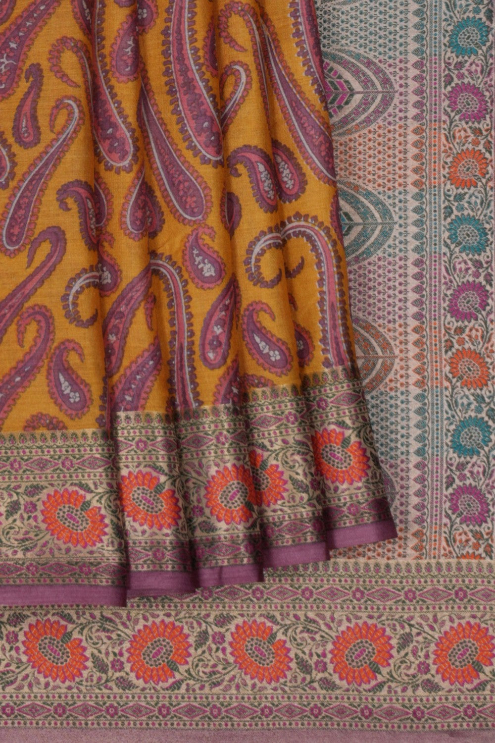 Image of A Meenakari floral border is stunning and elegant