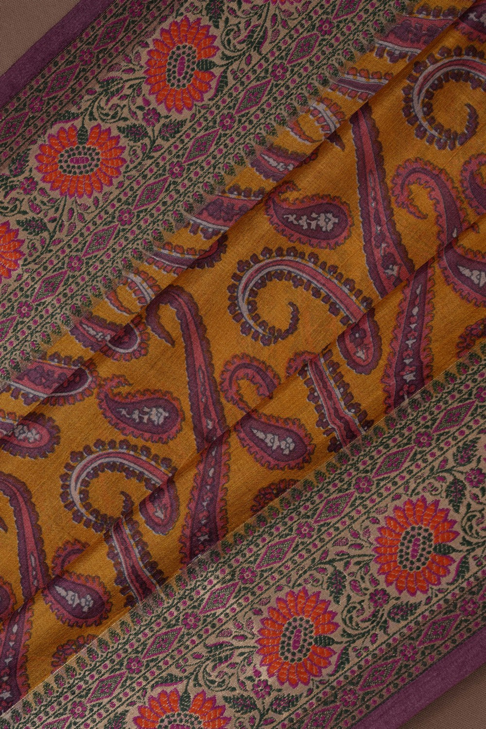 Image of A Meenakari floral border is stunning and elegant