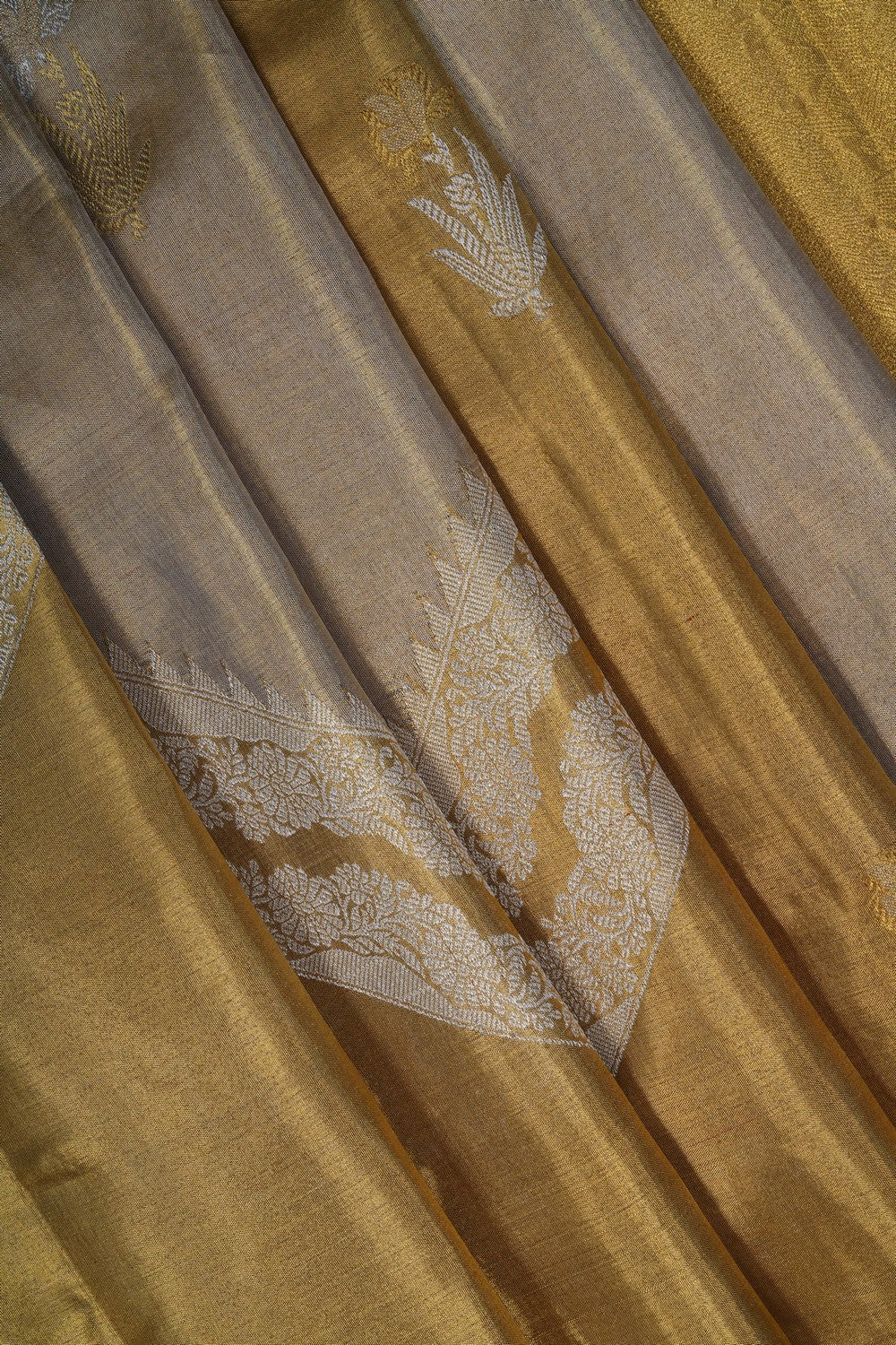 Image of A Gold Kanjivaram Silk Tissue Saree
