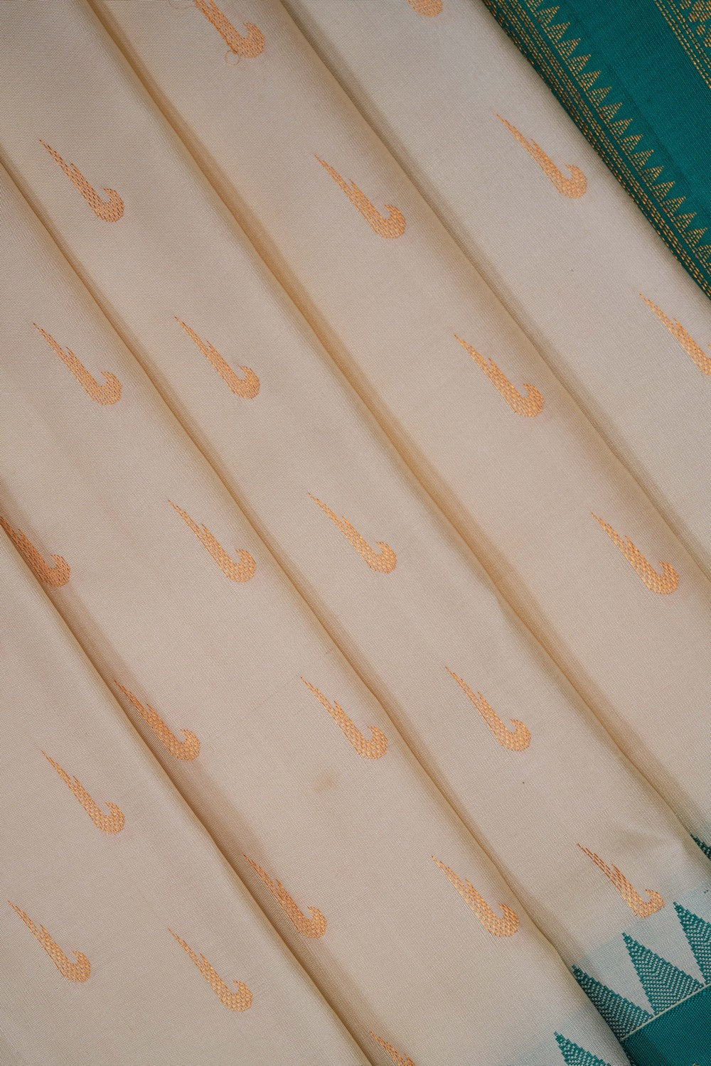 Image of Cream Gadwal Silk Saree