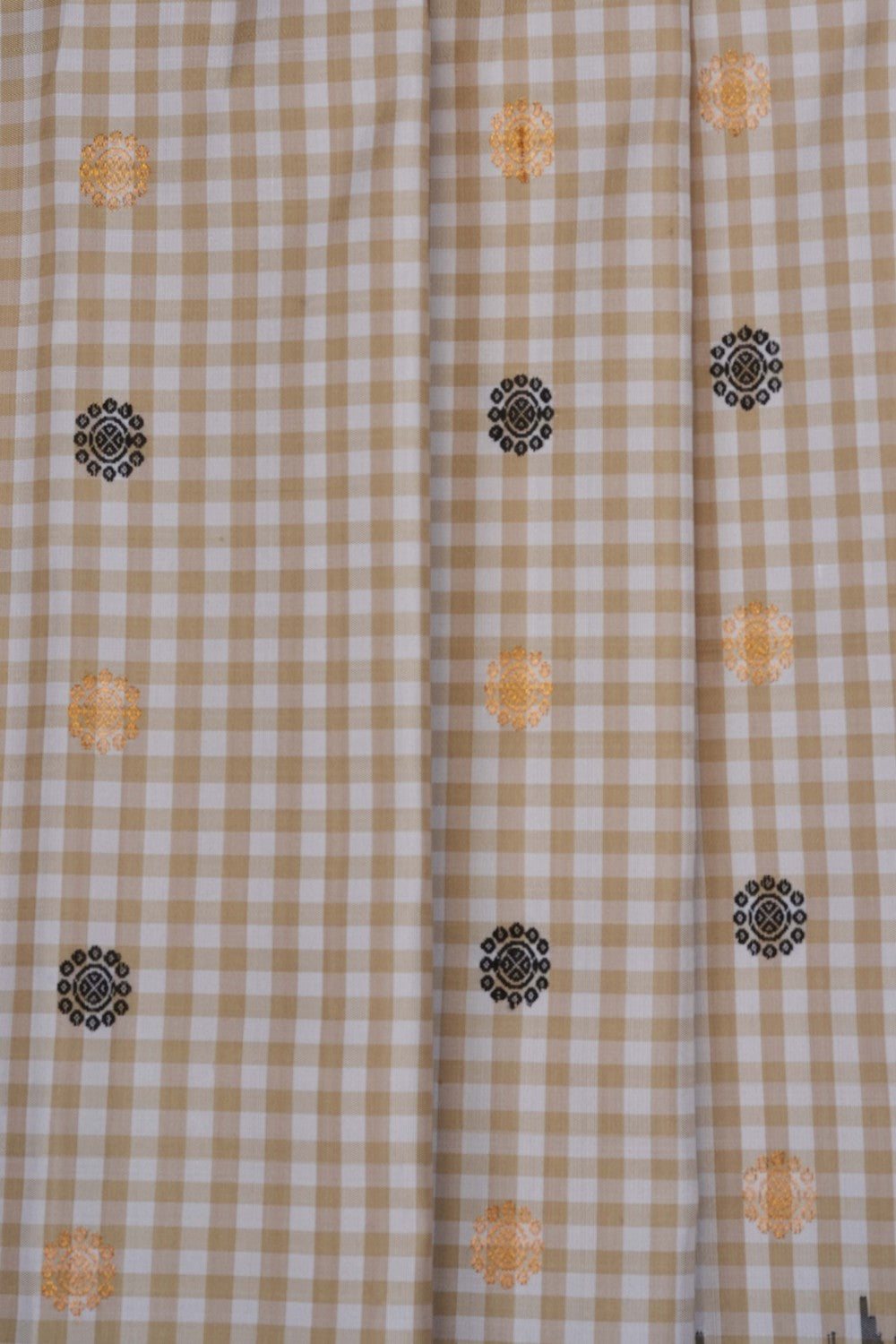 Image of Off-White Gadwal Silk Kattam Saree