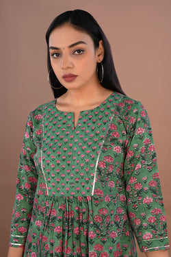 Image of Green Sanganeri printed cotton kurta and pants set
