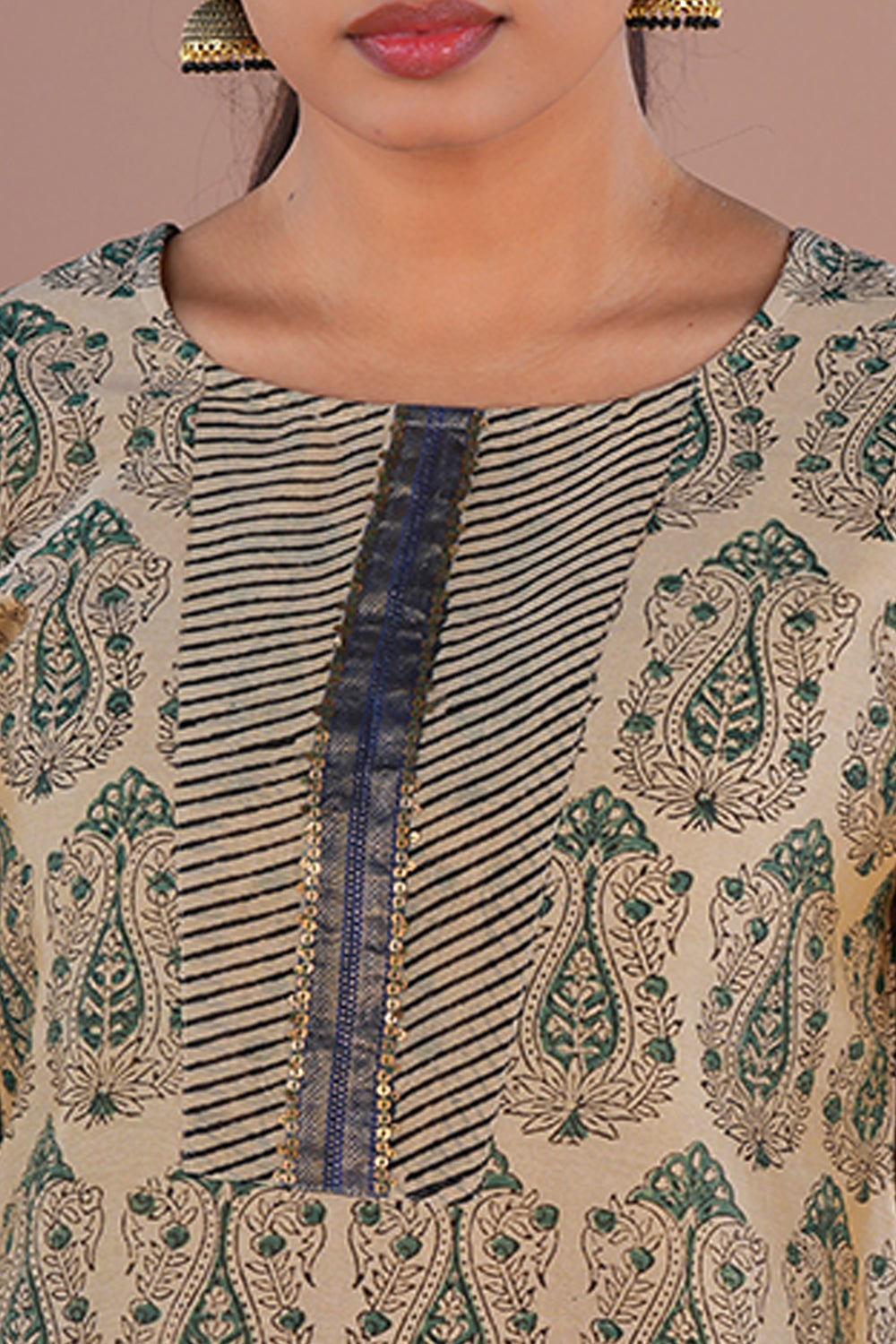 Image of Off White floral sanganeri hand block printed cotton kurta pajama set