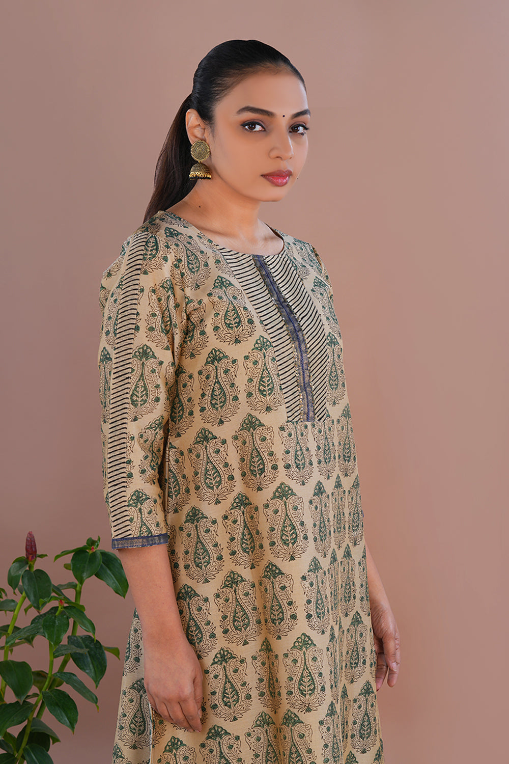 Image of Off White floral sanganeri hand block printed cotton kurta pajama set