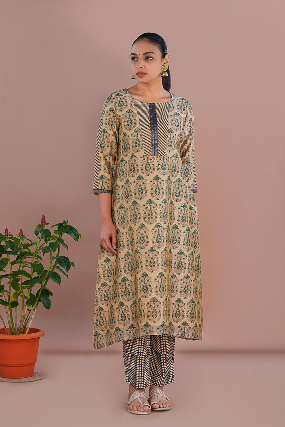 Image of Off White floral sanganeri hand block printed cotton kurta pajama set
