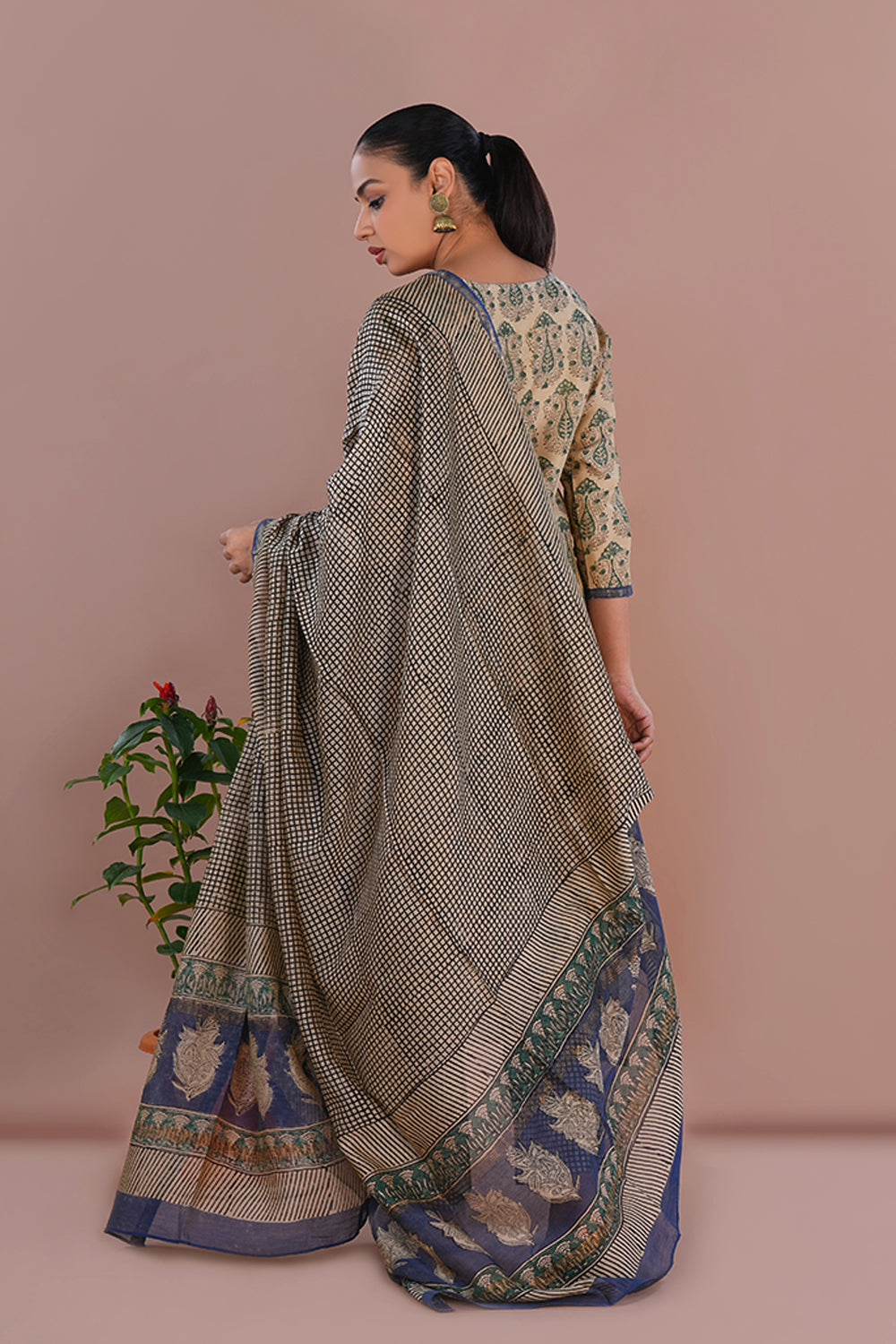 Image of Off White floral sanganeri hand block printed cotton kurta pajama set