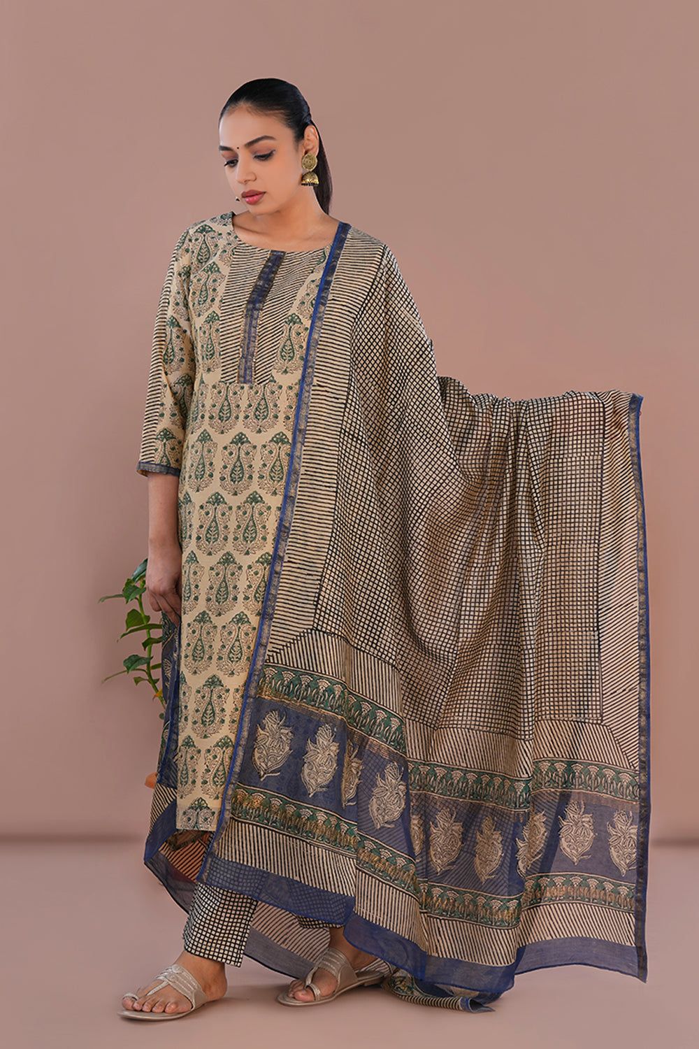 Image of Off White floral sanganeri hand block printed cotton kurta pajama set