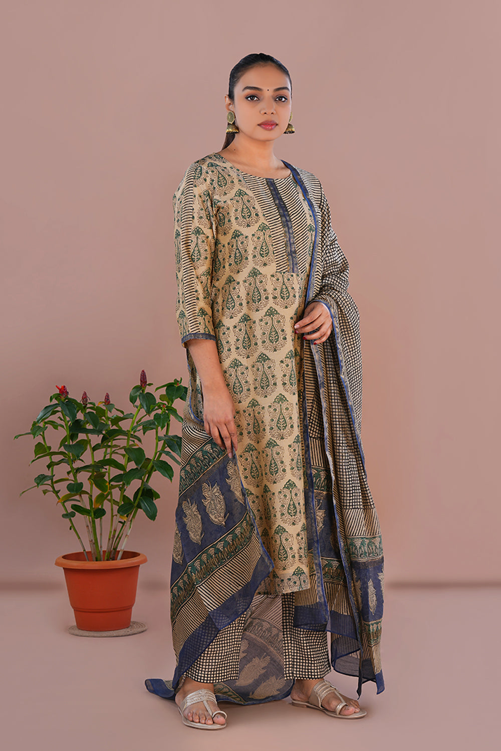 Image of Off White floral sanganeri hand block printed cotton kurta pajama set